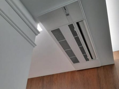 Climatizzatore a cassetta installato a soffitto, ideale per climatizzazione uniforme di ambienti residenziali e commerciali in Ticino – Frigo Control