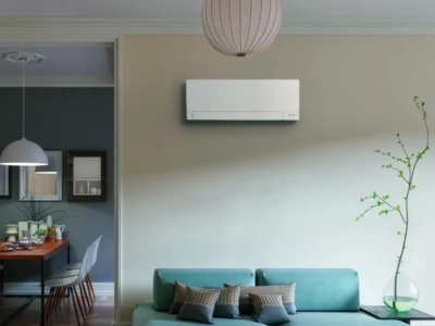 Climatizzatore a parete dal design moderno installato in soggiorno, per comfort e raffrescamento efficiente in Ticino – Frigo Control