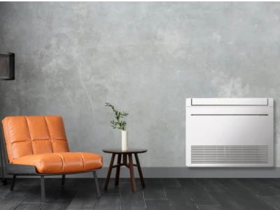 Climatizzatore a pavimento MFZ-KT installato in soggiorno moderno con parete grigia, per riscaldamento e raffrescamento efficiente in Ticino – Frigo Control