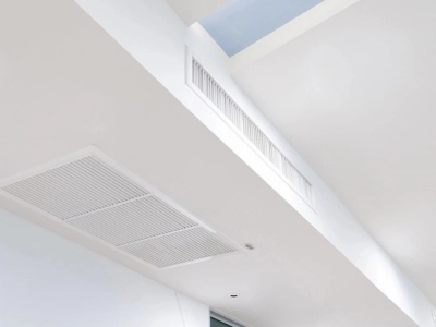 Griglie di ventilazione del climatizzatore canalizzato SEZ-M integrate a soffitto per diffusione uniforme dell’aria – Frigo Control Ticino