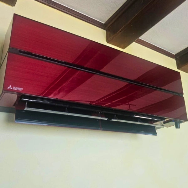 Climatizzatore rosso installato da Frigo Control in ambiente domestico